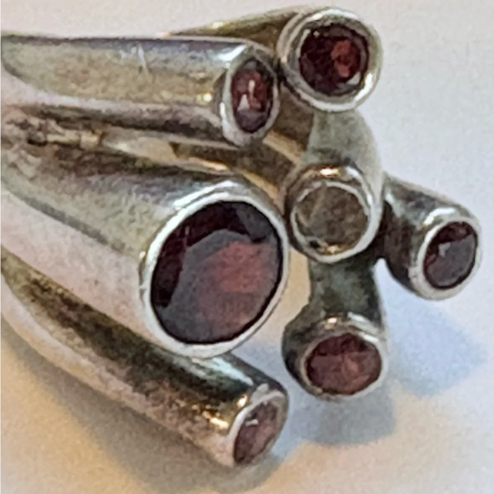 Sterling silver and garnet ring - missing a stone